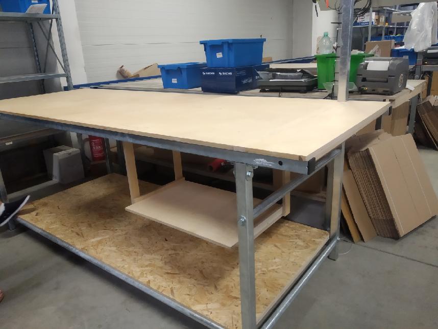 Dílenský, montážní stůl 250x94x90 se stojinou AS090250094
